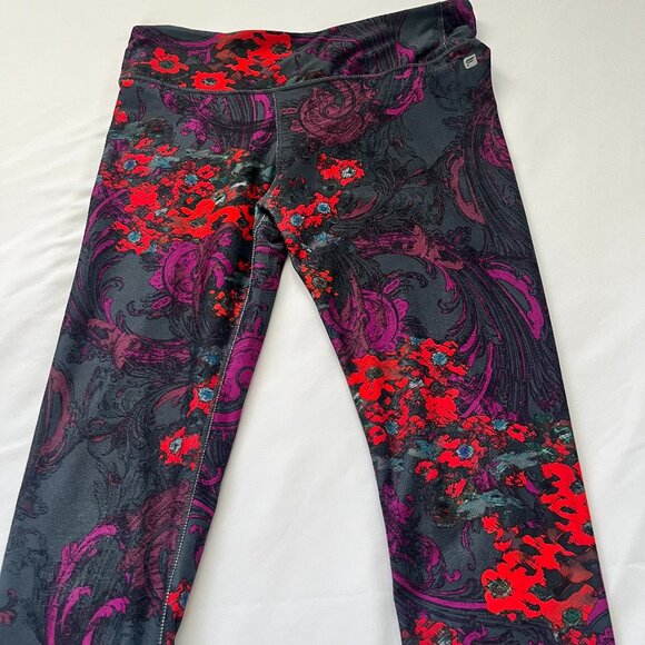 Fabletics PowerHold Mid-Rise Legging Romantic Print Size Medium - Picture 5 of 7